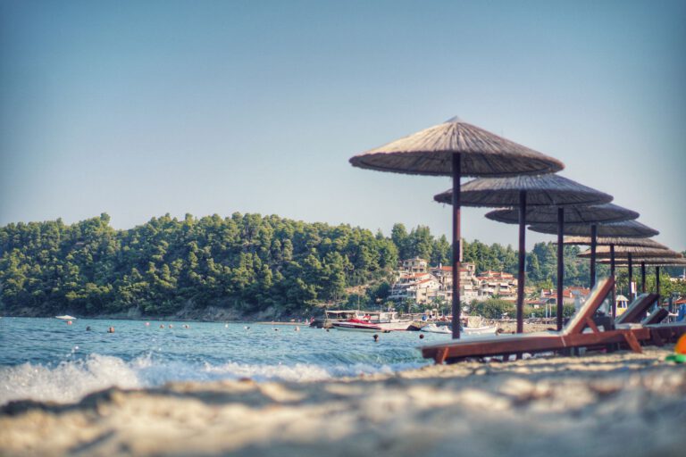 Απελευθερώθηκε η παραλία της Γερακινής: Ο δήμος απομάκρυνε περίπου 100 κλειδωμένες ομπρέλες και ξαπλώστρες