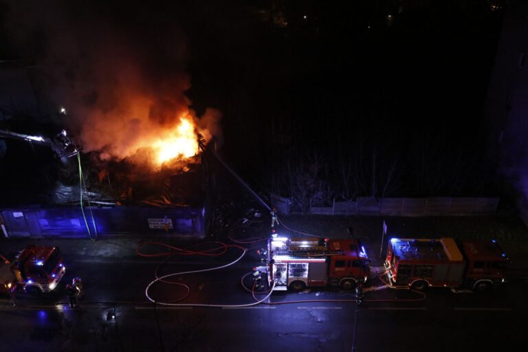 Φωτιά σε επαγγελματικό κτήριο στο Σφακάκι Ρεθύμνου: Μεγάλη κινητοποίηση της Πυροσβεστικής – Σοβαρές ζημιές σε αποστακτήριο