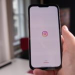 Λογότυπα Facebook και Instagram με δικαστικό χαρτί στο φόντο