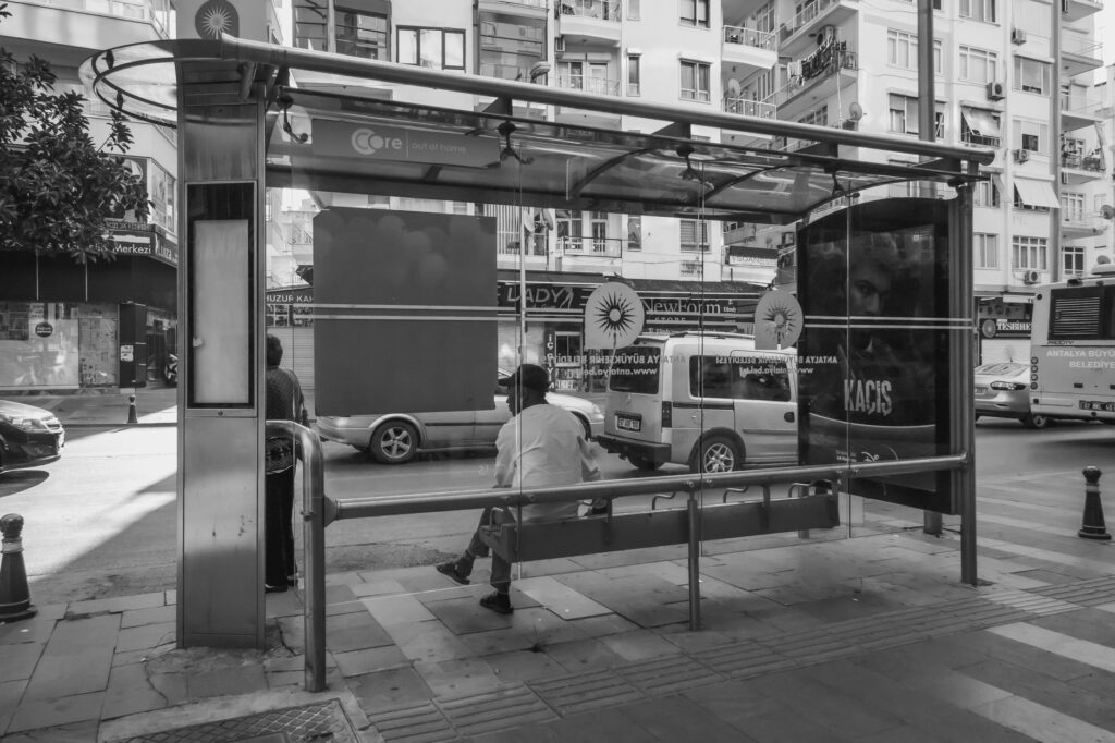 Ταυτοποιήθηκε 48χρονη οδηγός λεωφορείου για παράνομη και επικίνδυνη αναστροφή στην Αθηνών-Σουνίου – Σχηματίστηκε δικογραφία