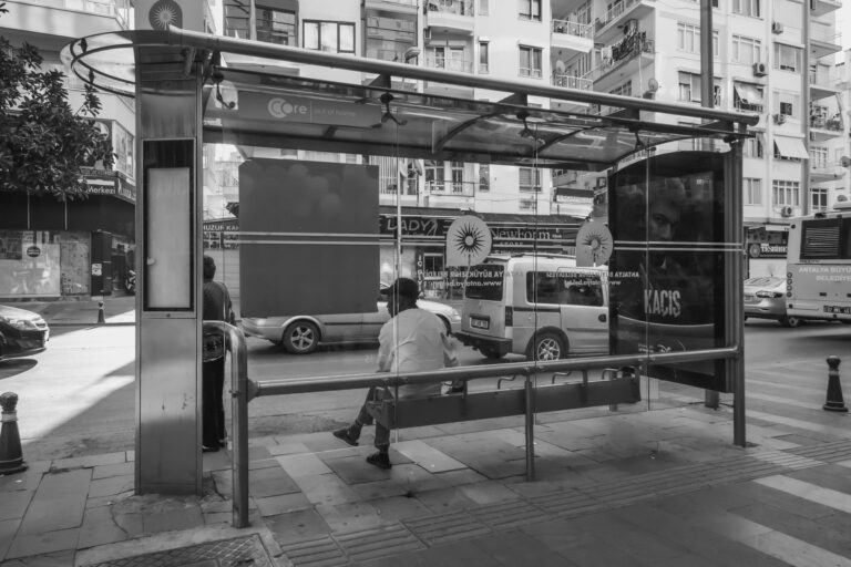 Ταυτοποιήθηκε 48χρονη οδηγός λεωφορείου για παράνομη και επικίνδυνη αναστροφή στην Αθηνών-Σουνίου – Σχηματίστηκε δικογραφία