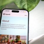 Λογότυπο OpenAI με φόντο τεχνητής νοημοσύνης