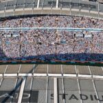Pep Guardiola και Kyle Walker σε στιγμιότυπο από αγώνα της Manchester City