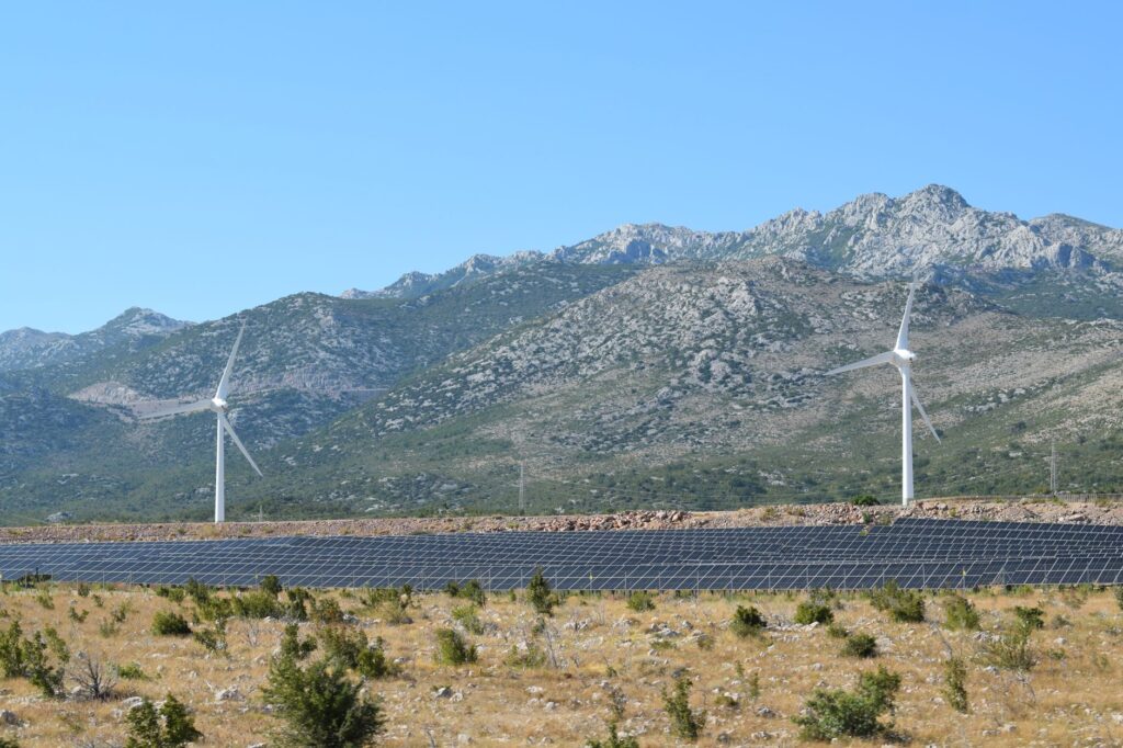 Νέο αυστηρό χωροταξικό πλαίσιο για τις ΑΠΕ: Όρια και στόχοι για τη χωροθέτηση φωτοβολταϊκών, αιολικών και αποθήκευσης ενέργειας