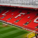 Jeff Bezos με φόντο το Anfield, έδρα της Liverpool FC