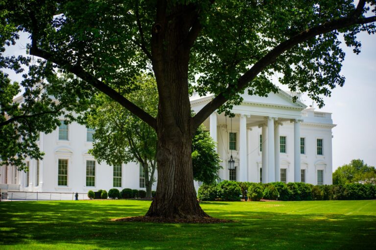 Trump απειλεί το Ομάν για το ζήτημα του Ιράν καθώς οι ΗΠΑ και το Ομάν επιδιώκουν επανέναρξη λειτουργίας του Στενού του Ορμούζ