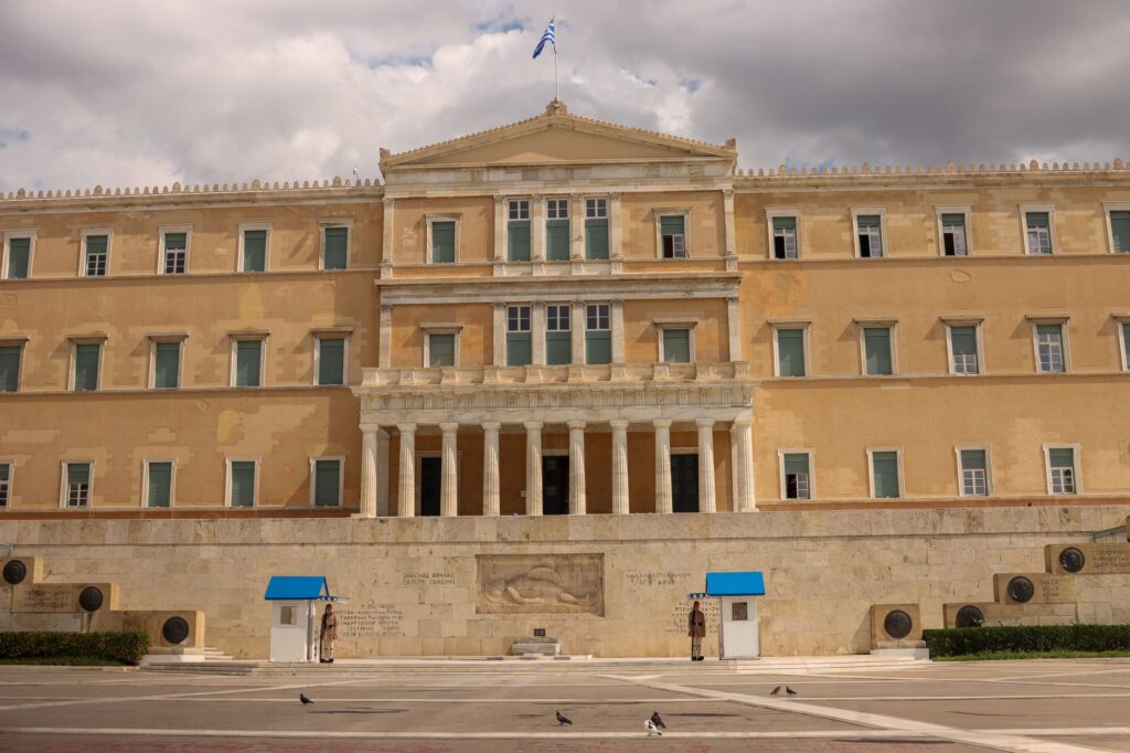 ΠΑΣΟΚ ασκεί έντονη κριτική στην κυβέρνηση μετά την ακύρωση αδειών ιδιωτικών πανεπιστημίων από το ΣτΕ