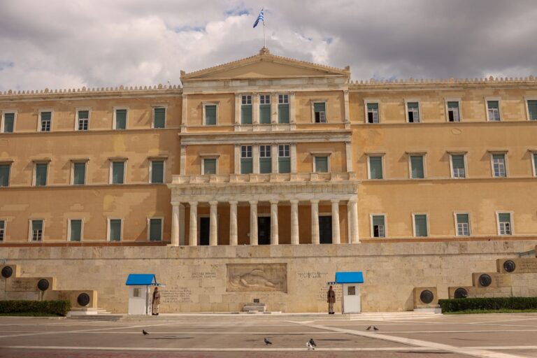 ΠΑΣΟΚ ασκεί έντονη κριτική στην κυβέρνηση μετά την ακύρωση αδειών ιδιωτικών πανεπιστημίων από το ΣτΕ