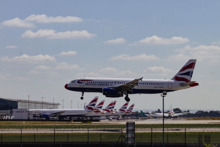 Επιβάτες στα αεροδρόμια Heathrow και Κωνσταντινούπολης
