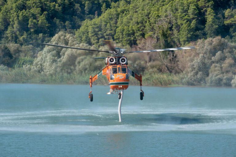 Παραμένουν οι θυελλώδεις άνεμοι και η αυξημένη κινητοποίηση για την πυρκαγιά στην Κασσάνδρα Χαλκιδικής