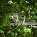 Κάμερα παρακολούθησης της Flock Safety σε αστικό περιβάλλον