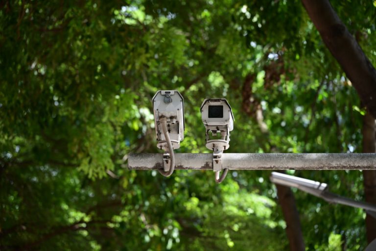 Κάμερα παρακολούθησης της Flock Safety σε αστικό περιβάλλον