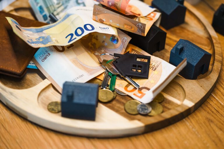 Καύσωνες στην Ευρώπη αποκαλύπτουν οικονομικά και ασφαλιστικά κενά – Δύο νεκροί από ταχύτατες πυρκαγιές στη Σαλαμίνα