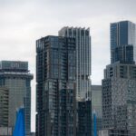 Jamie Dimon, CEO της JP Morgan, με φόντο τη City του Λονδίνου