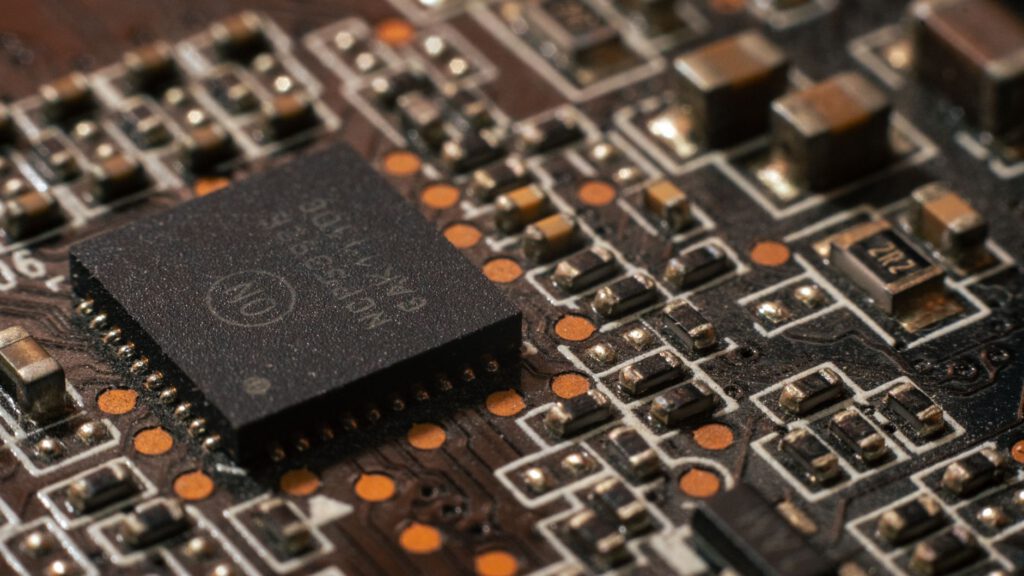 AI στη διάρκεια: Η έλλειψη προηγμένων chips φρενάρει τα σχέδια της Microsoft