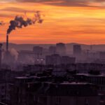 Εικόνα με πόλη στην Ευρώπη και ψηφιακά στοιχεία τεχνητής νοημοσύνης