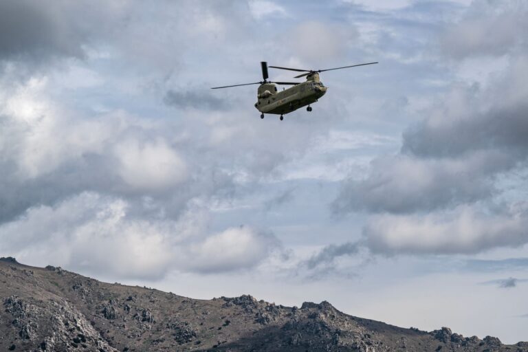 Σύγκρουση ελικοπτέρων στην Ψάθα: Πιλότοι νόμιζαν ότι βρήκαν σε ηλεκτροφόρα καλώδια – Ερευνώνται τα κρίσιμα τελευταία λεπτά