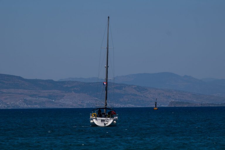 Ημιβύθιση ιστιοφόρου στη Βουλιαγμένη με επιβαίνοντες Τούρκους και Βέλγο – Προανάκριση από το Λιμενικό