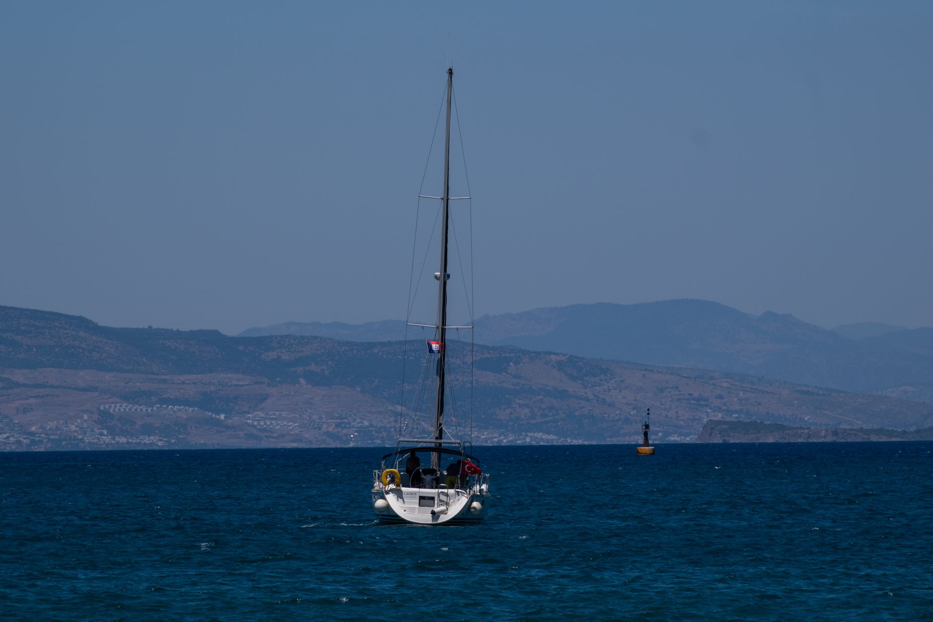 Ημιβύθιση ιστιοφόρου στη Βουλιαγμένη με επιβαίνοντες Τούρκους και Βέλγο – Προανάκριση από το Λιμενικό