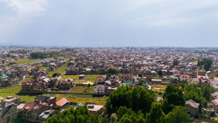 Συγκρούσεις στο Κασμίρ, θεματικό πάρκο Chessington, και drones στη Γερμανία