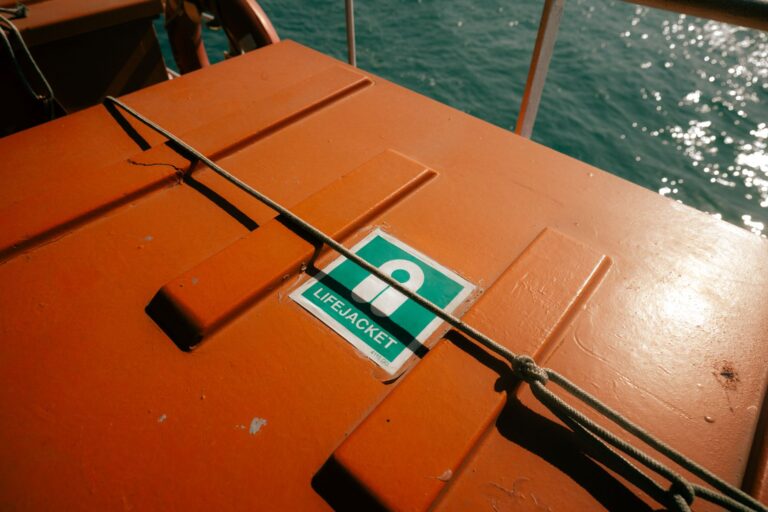 Διάσωση πέντε ατόμων μετά τη βύθιση ερασιτεχνικού σκάφους στην περιοχή Πλωμαρίου, Λέσβος
