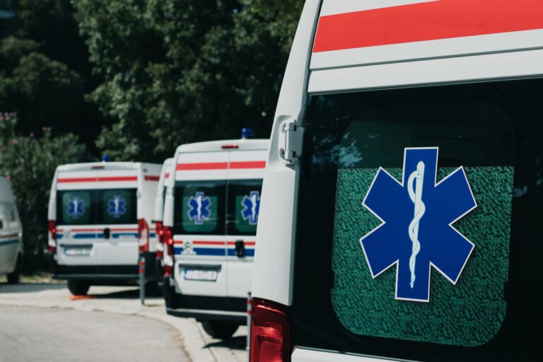 Σοβαρό τροχαίο στην Εύβοια: 22χρονος απεγκλωβίστηκε από γκρεμό και νοσηλεύεται με τραύματα