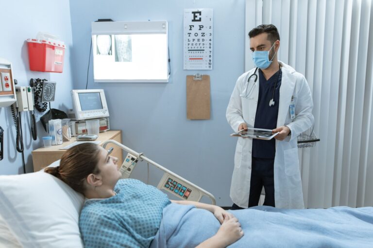 Πολίτες σε συνέλευση διαμαρτυρίας στον Άναυρο Βόλου