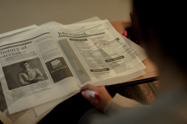 Μεγαλώνει η πίεση στην αγορά εργασίας του ΗΒ: Θέσεις εργασίας σε χαμηλό 5ετίας, μισθοί υπό πίεση λόγω κόστους ζωής και Ιράν