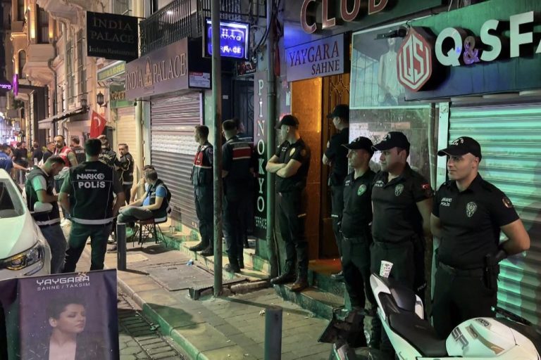 Τουρκία: Τρεις νεκροί από πυροβολισμούς σε τουριστική συνοικία της Κωνσταντινούπολης