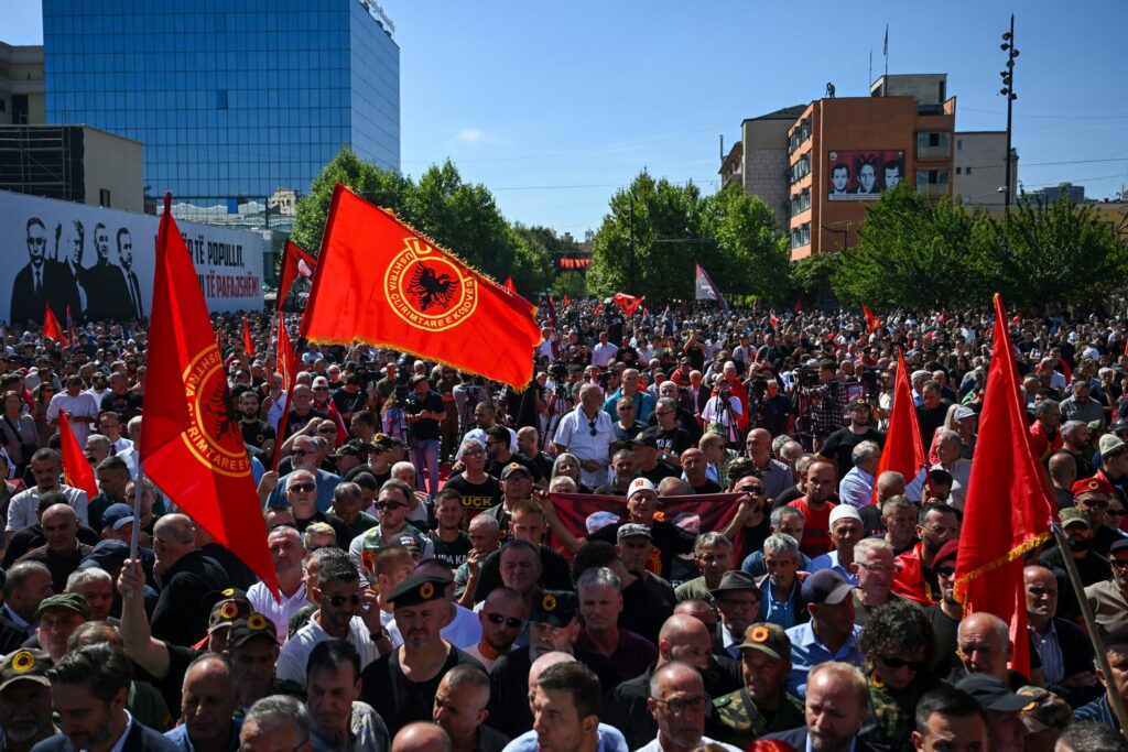 Χιλιάδες στην Πρίστινα διαδηλώνουν κατά της καταδίκης Θάτσι σε 25 χρόνια