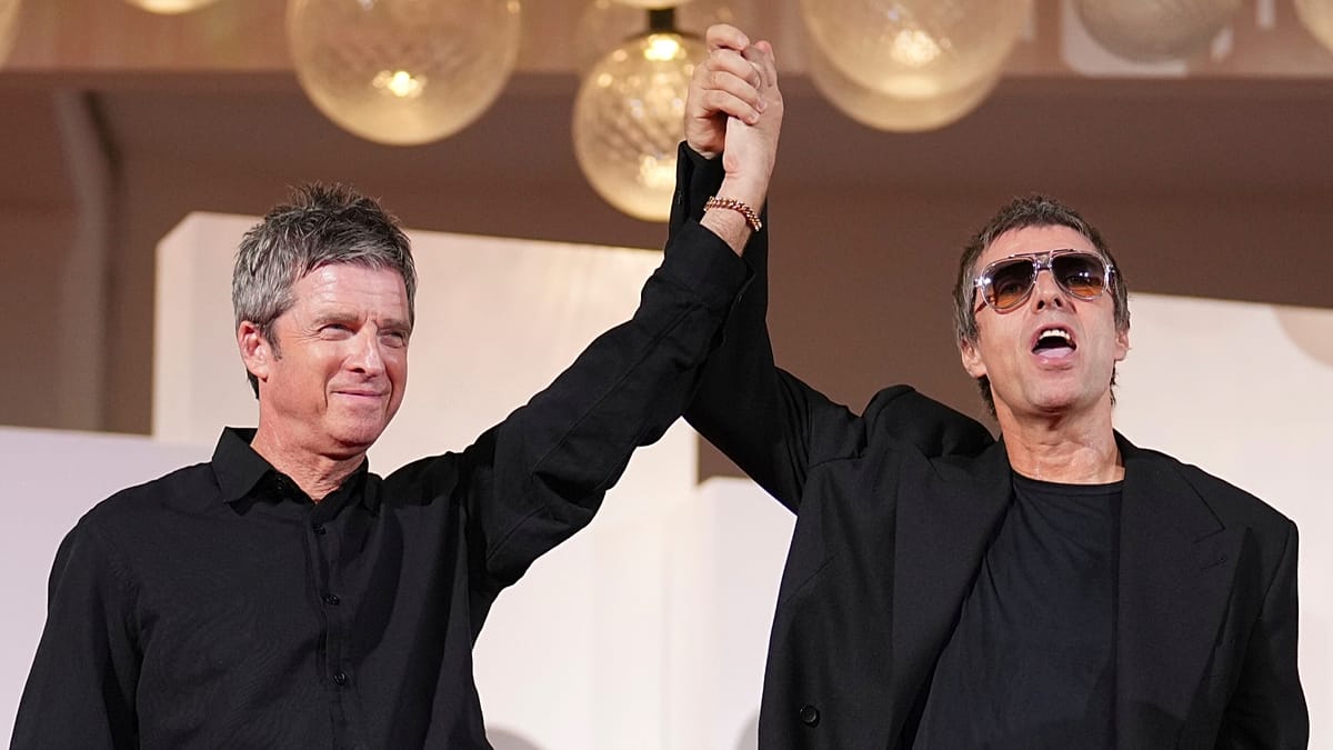 Οι Oasis επιστρέφουν στο Knebworth 30 χρόνια μετά, με νέα περιοδεία το 2027