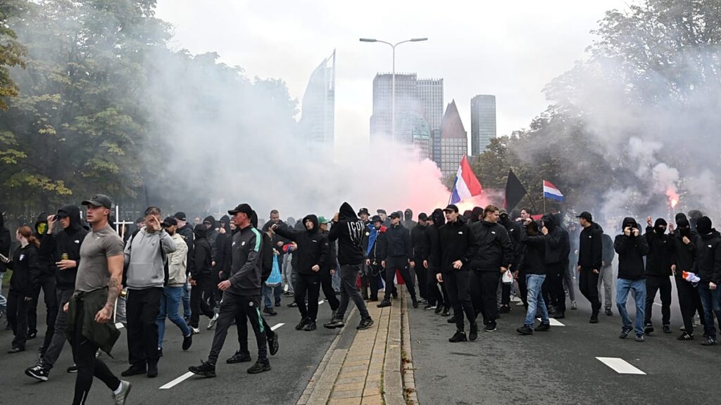 Οι ΜΑΤ διαλύουν βίαιη ακροδεξιά διαδήλωση κατά της μετανάστευσης στη Χάγη