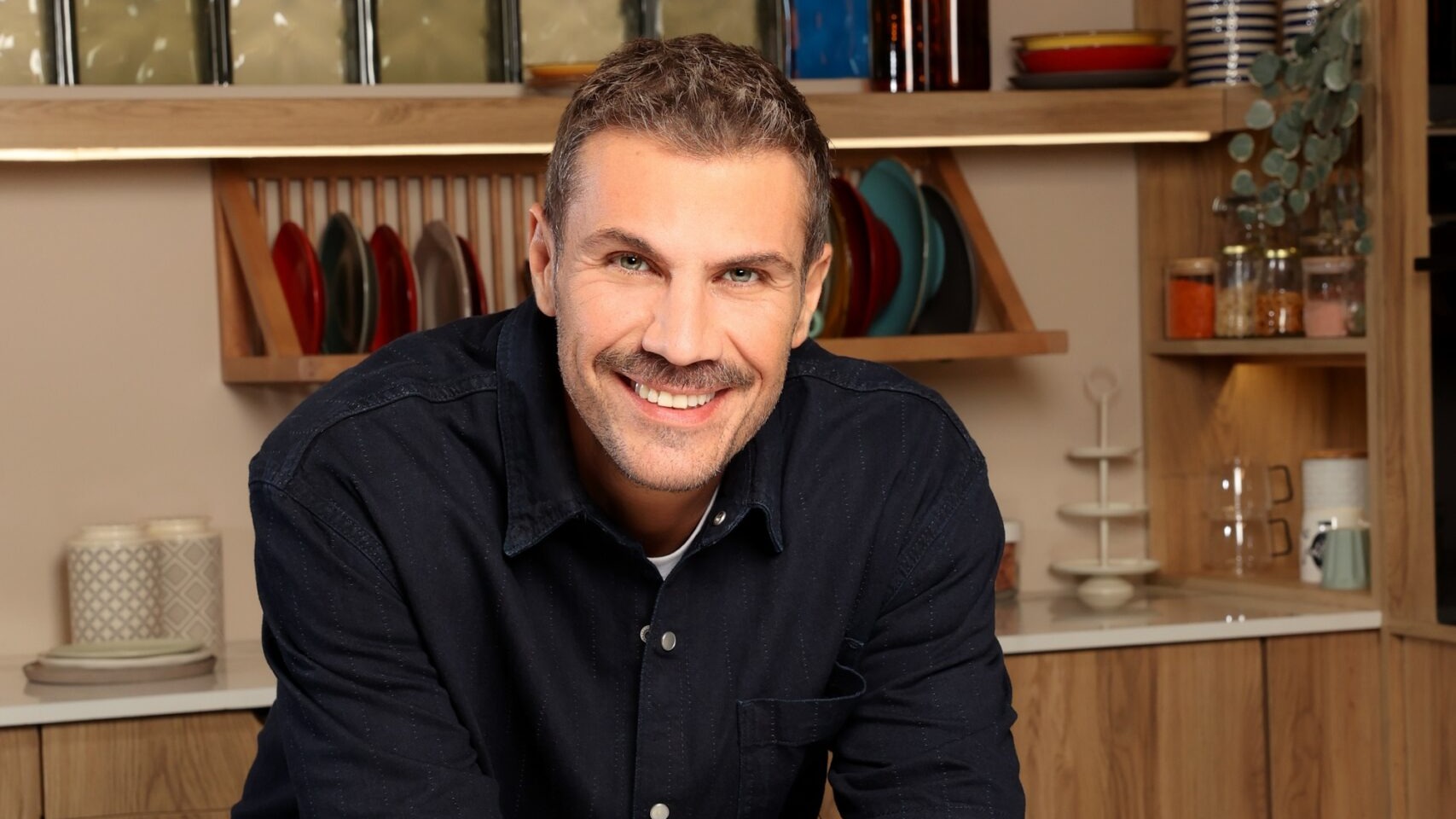 Άκης Πετρετζίκης: Επιστρέφει στον ΣΚΑΪ με «Kitchen Lab» και «Akis’ Food Tour»