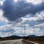Συννεφιές πάνω από ορεινό τοπίο στην Ελλάδα