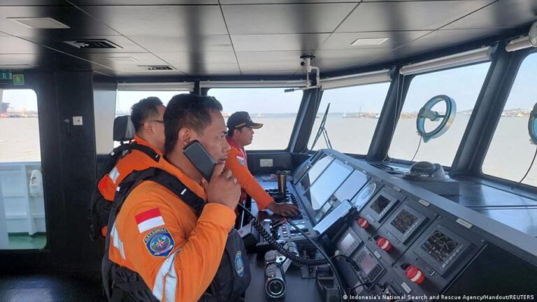 Ινδονησία: 6 νεκροί και 130 αγνοούμενοι από βύθιση φέρι