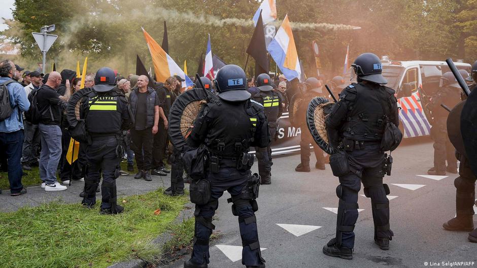 Οι ΜΑΤ διαλύουν βίαιη ακροδεξιά διαδήλωση κατά της μετανάστευσης στη Χάγη