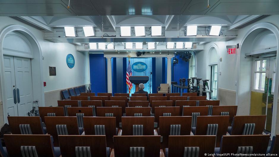 CNN, MS NOW και Politico μηνύουν τον Τραμπ για τον αποκλεισμό τους από τον Λευκό Οίκο