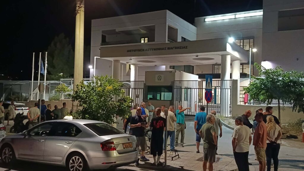 Βόλος: Πατέρας και γιος επιτέθηκαν με ξύλο σε οδηγό ταξί