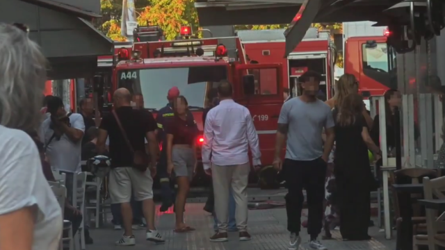 Πυρκαγιά σε πατάρι καταστήματος εστίασης στο Αιγάλεω — επιχειρούν 18 πυροσβέστες