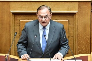Επίθεση με μπογιές και σπασμένα τζάμια στα γραφεία της ΝΔ στην Κυψέλη