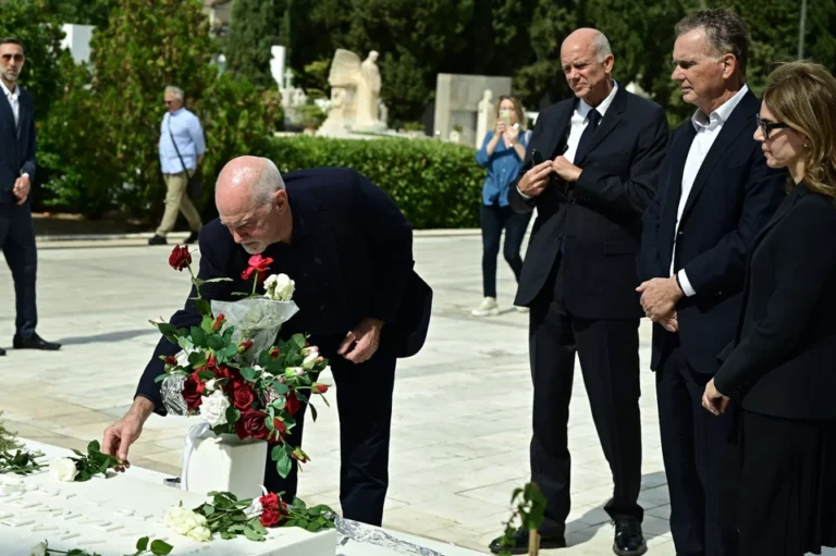 Στον τάφο του Ανδρέα Παπανδρέου τα παιδιά του μετά την κηδεία της Μαργαρίτας