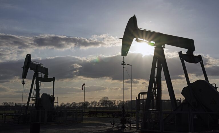 Ράλι στα καύσιμα: το Brent στα 108 δολάρια, η αμόλυβδη στα 2,15 ευρώ