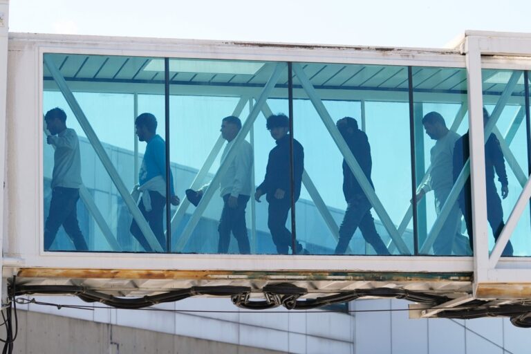 ΗΠΑ: Ειδικό δικαστήριο διέταξε πρώτη φορά απέλαση – Αφγανή μητέρα καταδικασθέντων