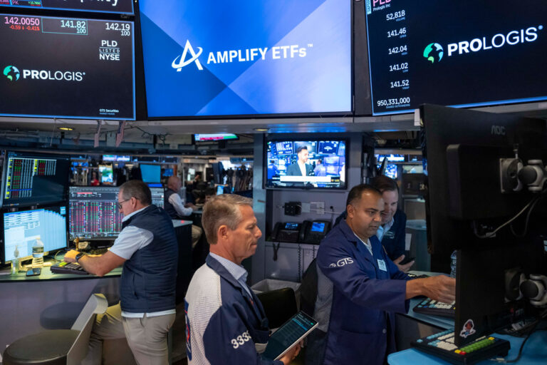 Με κέρδη έκλεισε η Wall Street με ράλι τεχνολογικών μετοχών