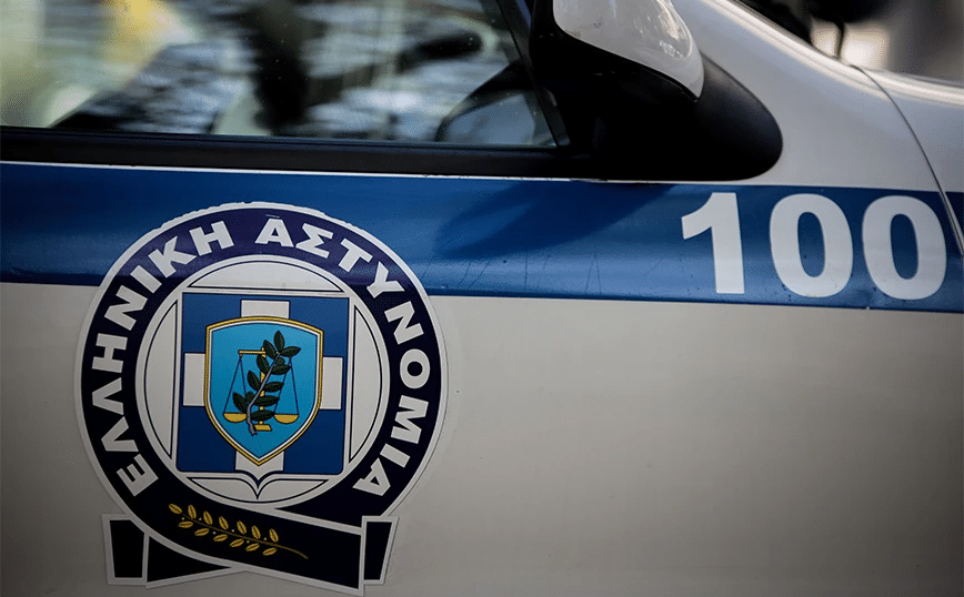 Αίγιο: Άνδρας απείλησε να αυτοκτονήσει έξω από το Αστυνομικό Τμήμα — Απέτρεψαν τα χειρότερα