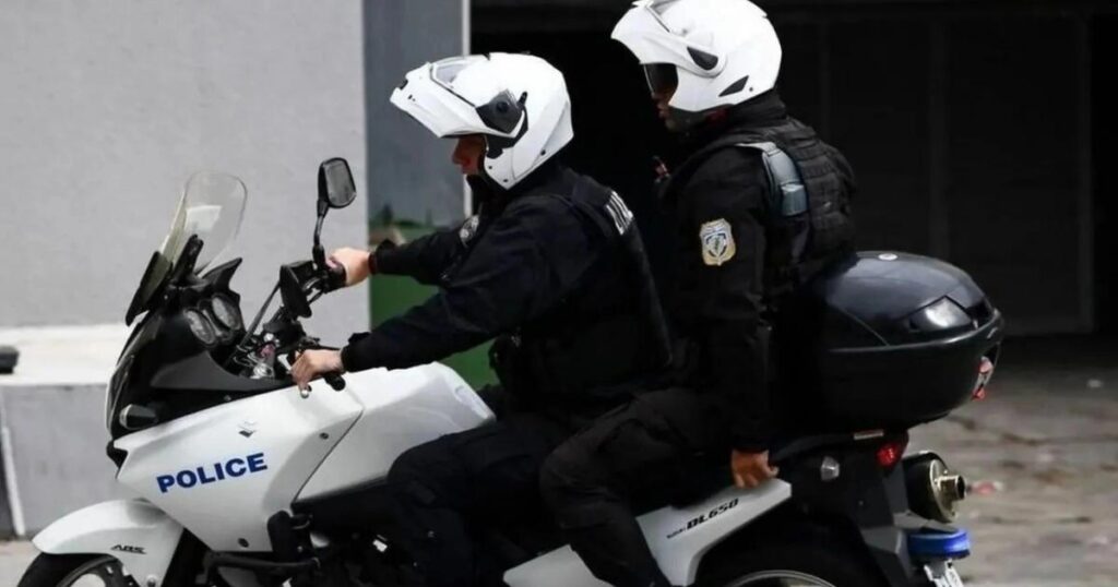 Αίγιο: Άνδρας απείλησε να αυτοκτονήσει έξω από το Αστυνομικό Τμήμα — Απέτρεψαν τα χειρότερα