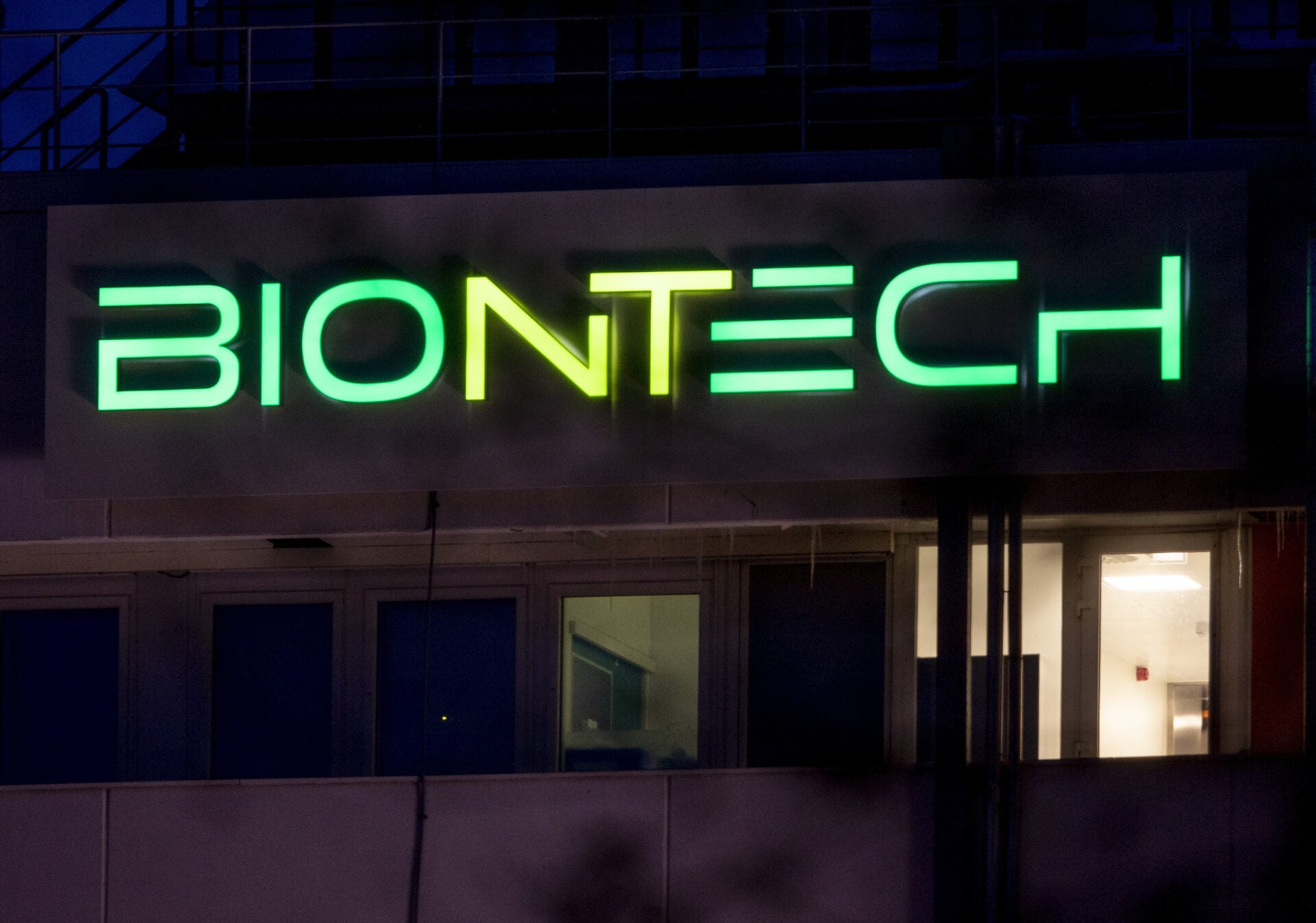 BioNTech: Κλείνει τρία εργοστάσια στη Γερμανία, 1.800 θέσεις εργασίας