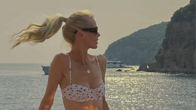 Κλόντια Σίφερ: Νέες φωτογραφίες με μπικίνι από τις διακοπές της στην Ελλάδα