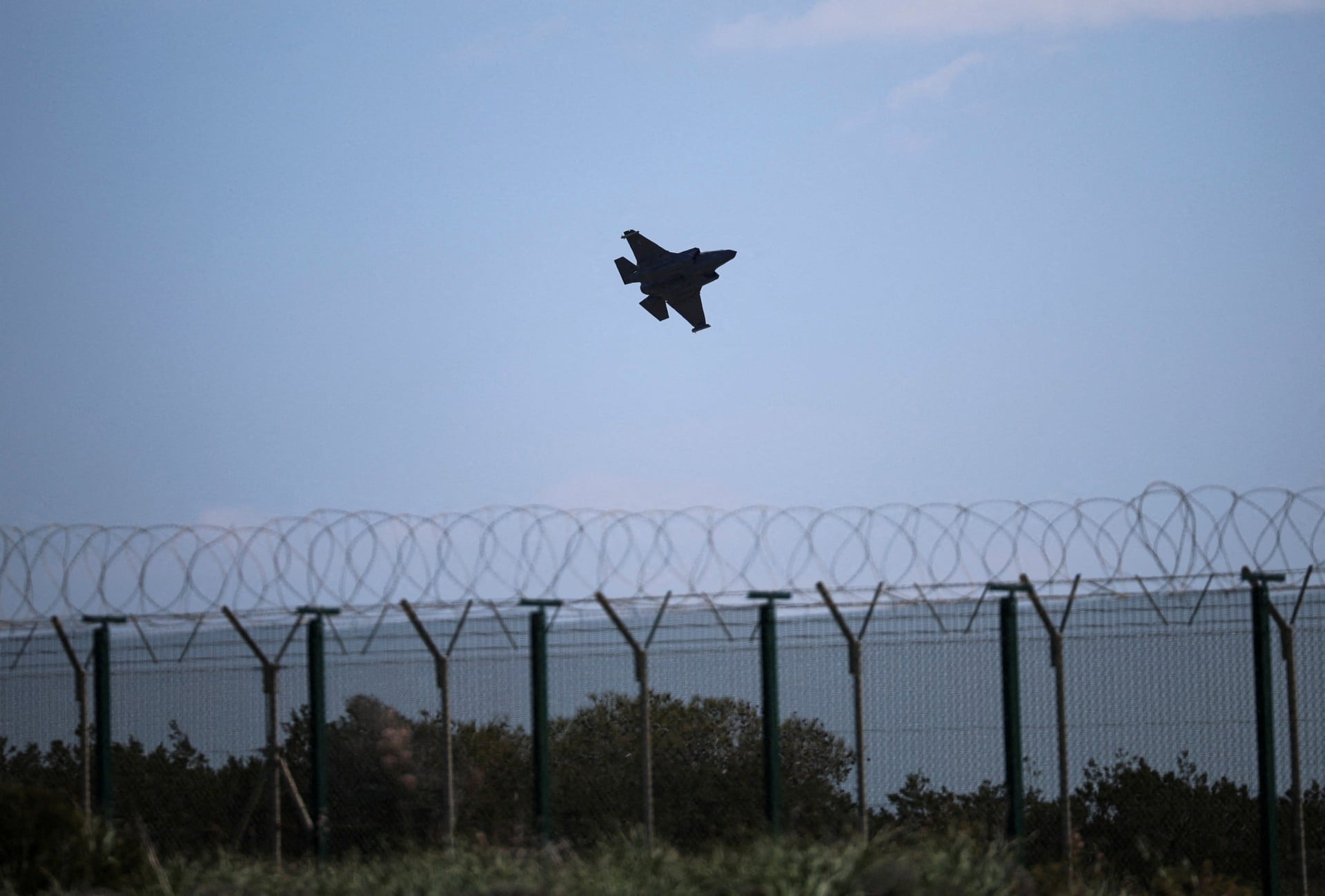 Ουαλία: Συντρίβη εκπαιδευτικού Hawk T2 της RAF — Εκτινάχθηκαν οι δύο πιλότοι