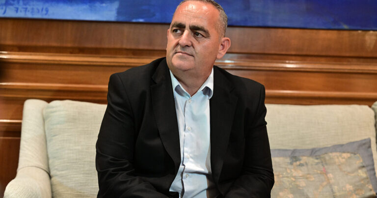 Το ΠΑΣΟΚ ζητά αποδοκιμασία του Μπελέρη για τις δηλώσεις περί Κασιδιάρη